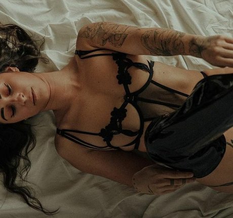 Poetiquegirl pornstar adult image