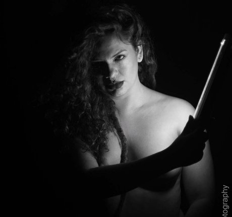 Erika Mahya model erotic images