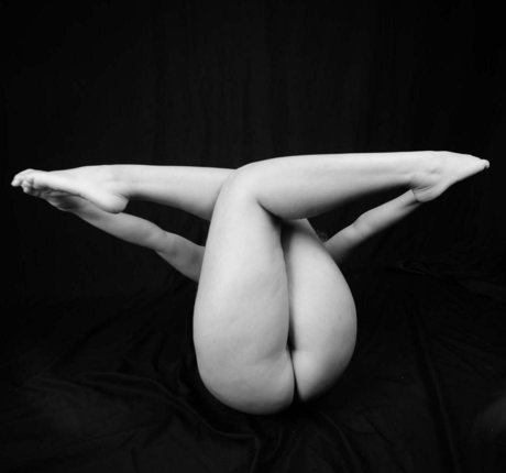 Erika Mahya art model photos