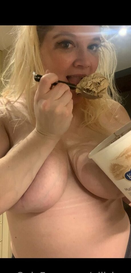 elliskay model naked photo