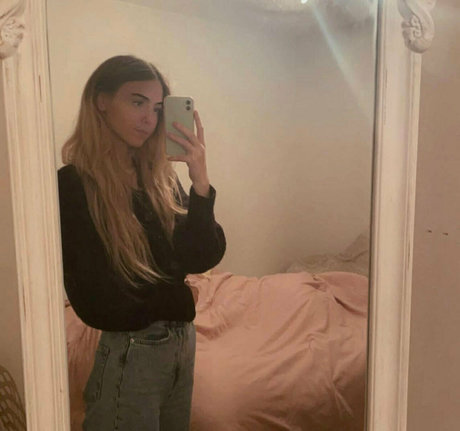 ellamoorepls model nude photos