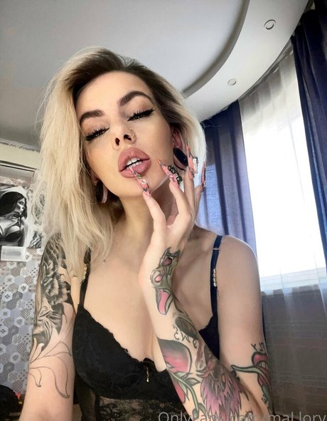 mal lory model top photos