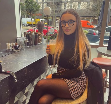 Olivia Robertson naked star images