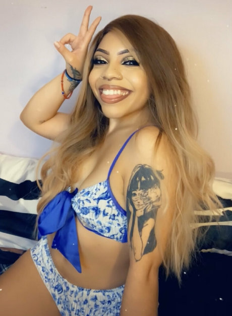 izzybrando model naked pic