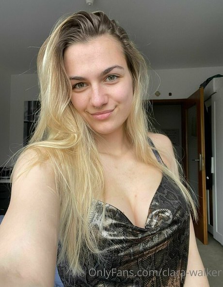 clara walker model top img