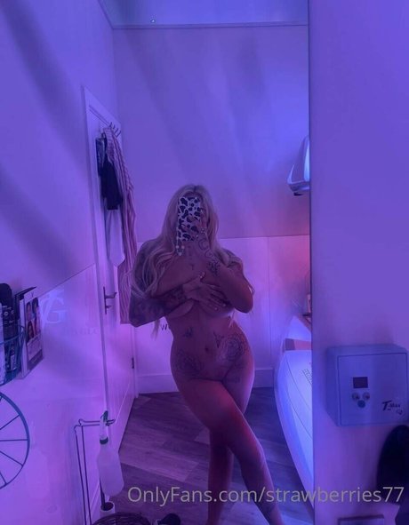 strawberries77 naked star img