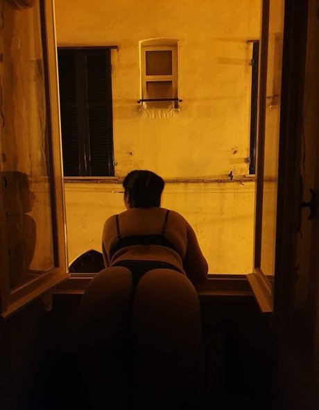 Raxien erotic model img