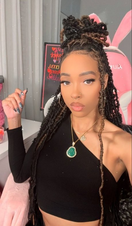 Alleyesondee adult model image