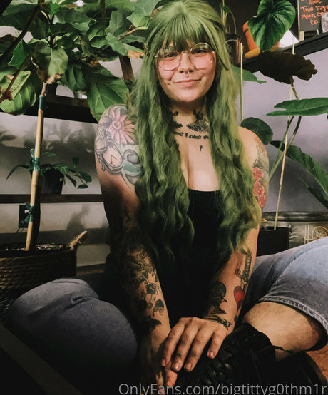 bigtittyg0thm1r sex actress gallery