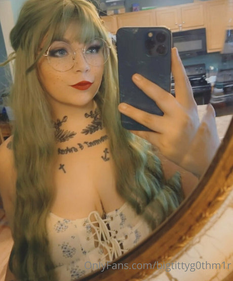 bigtittyg0thm1r model pornographic image