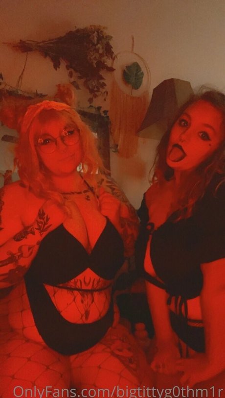 bigtittyg0thm1r sexy pornstar gallery