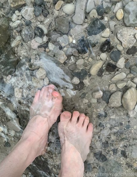 kylie little toes hot star pic