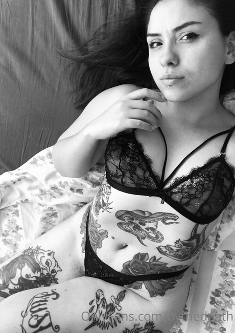 kikithedeath hd erotische foto