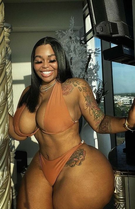 Mya Curvz top nackte galerie