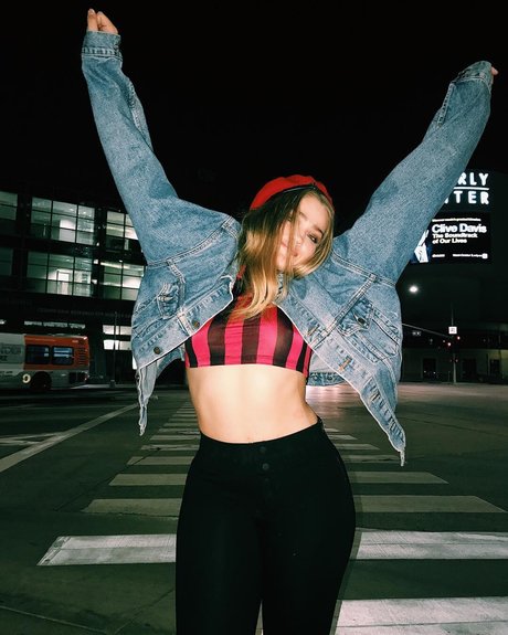 sportliche blonde onlyfans erotische nackte bild