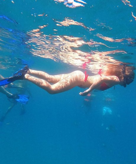 Brec Bassinger kunst akt foto