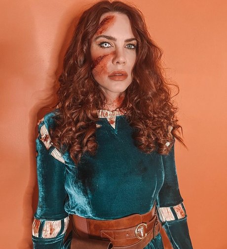 Courtney Hope sexy kunst galerie