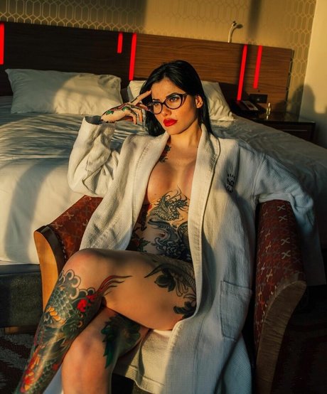 Aurore Pariente heiße erotische bilder