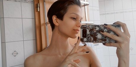 MythoBunny schauspielerin sexy galerie