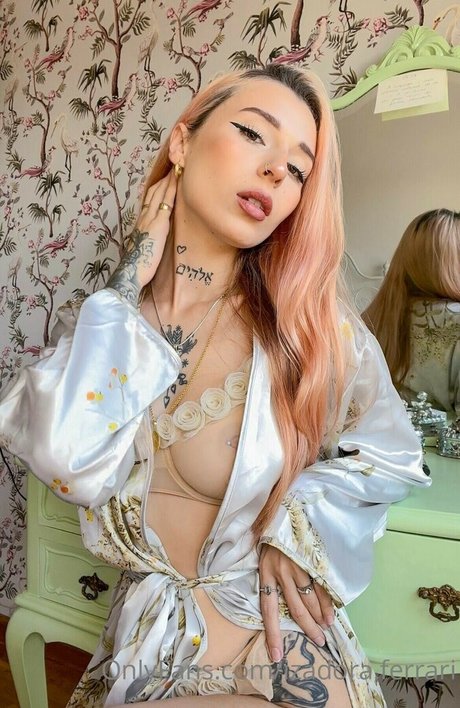 Izadora Ferrari nackten foto