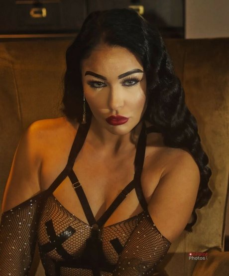 Reign Chaos model sex fotos