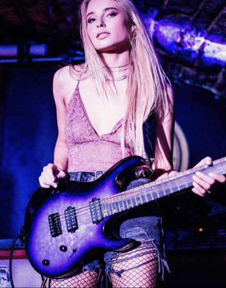 Sophie Lloyd kunst nacktheit galerie