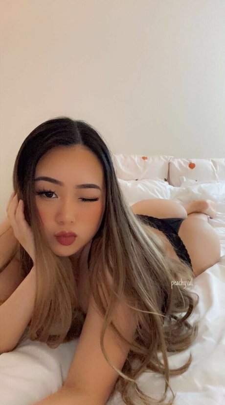 peachyval pornostar hd bild