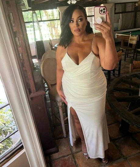 Nia Jax Lina Fanene xxx freie galerien