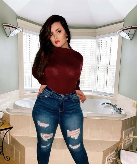 Sofia MacBeth sexy top bild