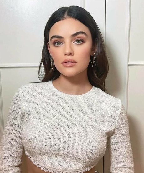 Lucy Hale erwachsene akt galerien