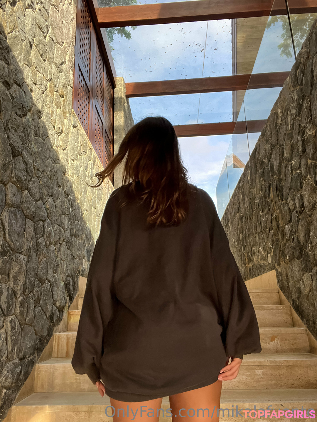 Mikaela Lafuente_ sexy top bild