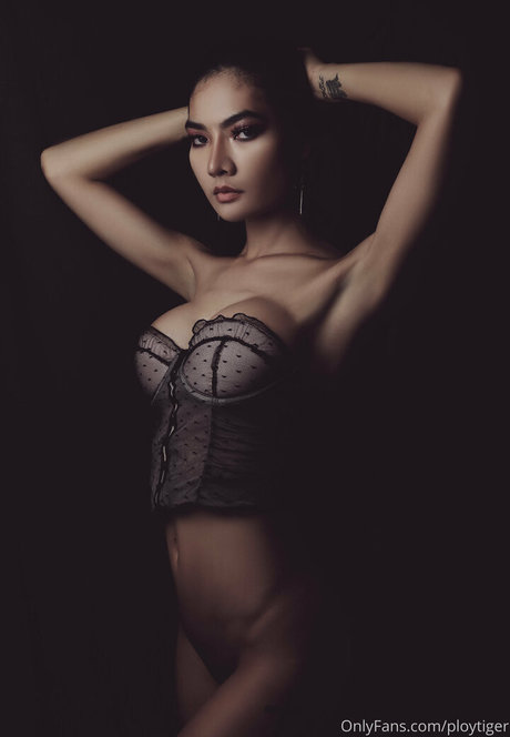 Ploytiger nacktheit akt fotos