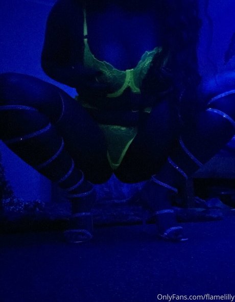 flamelilly schauspielerin exklusive fotos