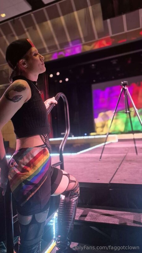 Faggotclown schauspielerin nackt galerie