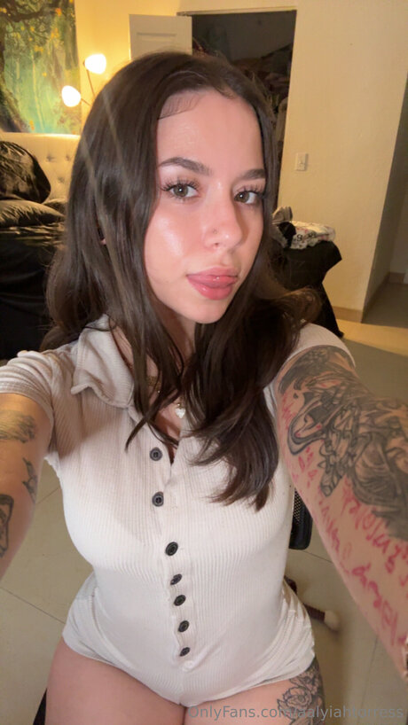 Aalyiahtorress schöne akt bild