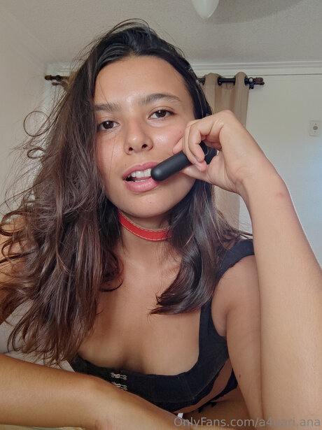 A4uari Ana model porno foto