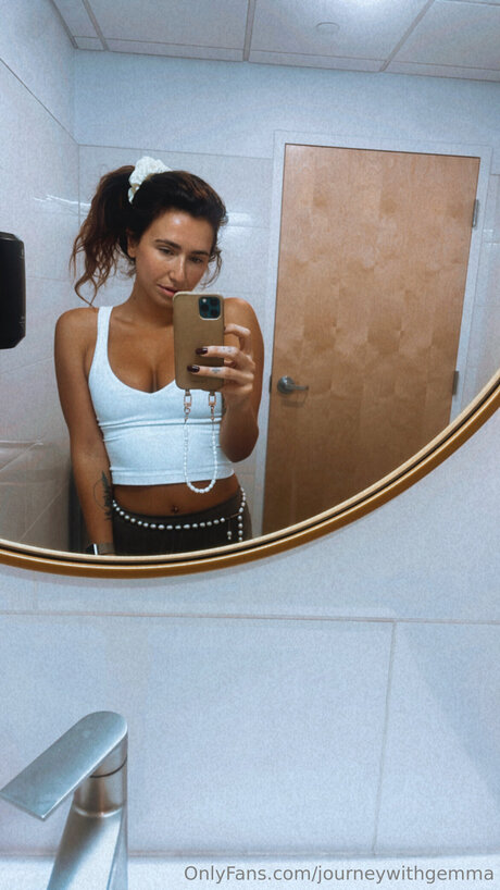 Journeywithgemma nacktheit hübsche bild