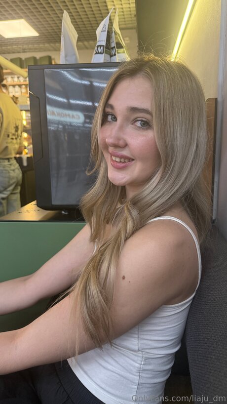 Liaju Dm pornostar sexy bild