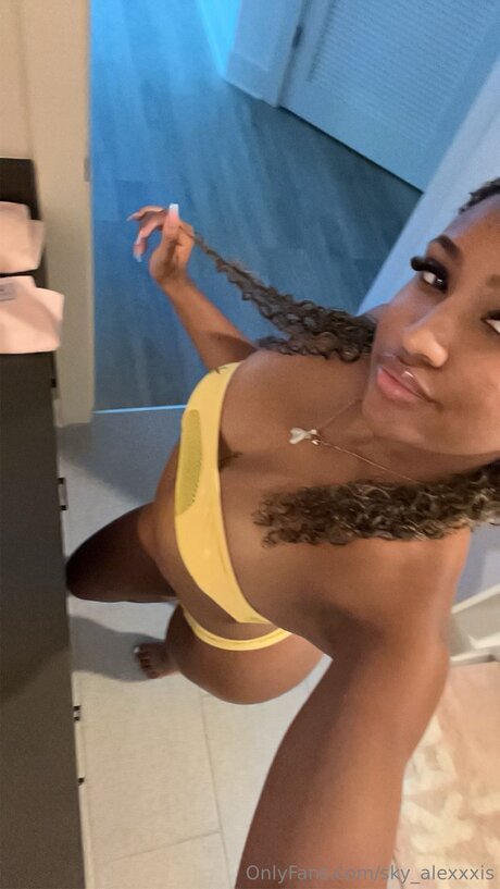 Sky Alexxxis xxx bild
