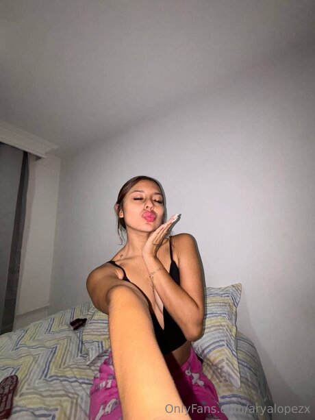 Aryalopezx sexy akt bild