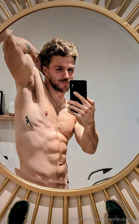 Qweriusshow nacktheit hübsche bild
