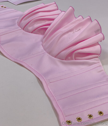 Ollyxforu nacktheit bild