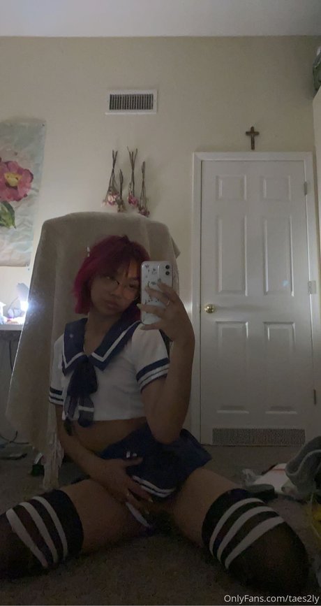 ajtaes taes2ly freie nackt bild