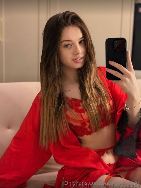 Babygirl Adele porno sexy foto