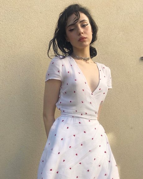 Mina Bell_ porno kunst bild