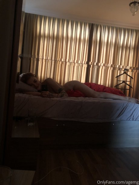 Agemg Ecem schauspielerin hübsche foto