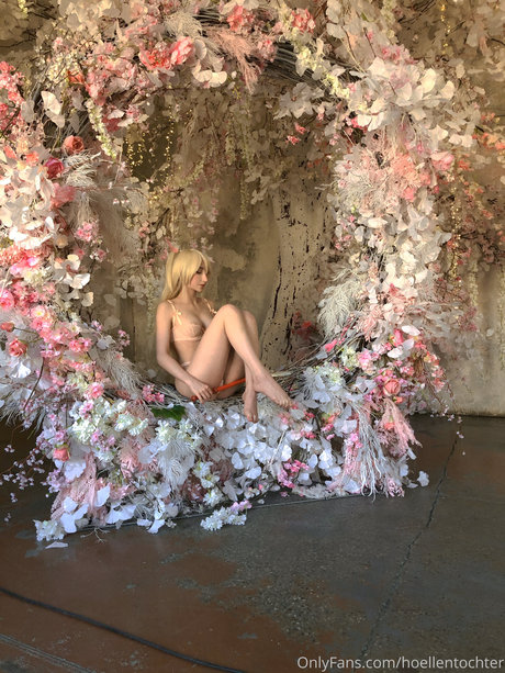 Roxane_ nacktheit kunst archiv