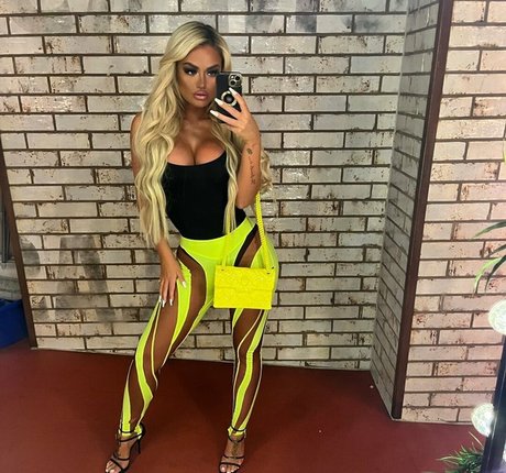 CourtneyDoyle nacktheit kunst archiv