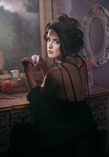 Laura Marano pornostar exklusive bild