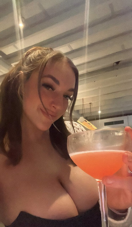 Alanna Pow model nackte archiv